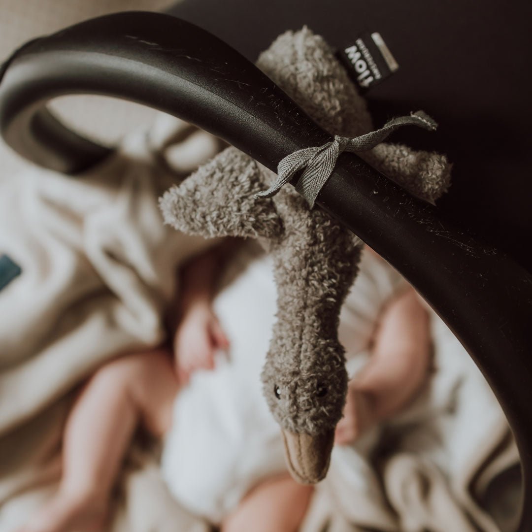 Einschlafhilfe & Kuscheltier Gans inkl. Soundbox "Liva Comforter on the go" - Grau - little something
