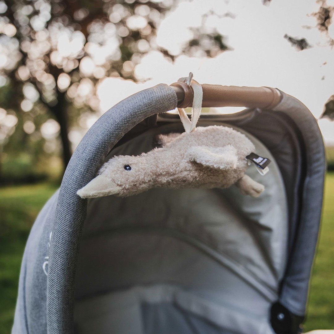 Einschlafhilfe & Kuscheltier Gans inkl. Soundbox "Liva Comforter on the go" - Oat - little something