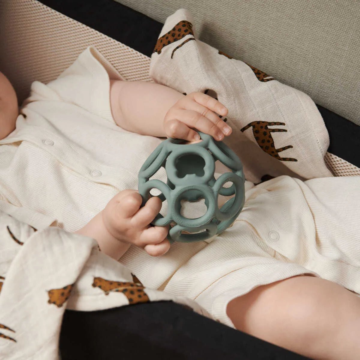 Jasmin Teether Greifball & Beißring - little something