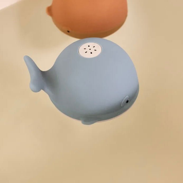 Badespielzeug Sprinkler "Galen Bath Sprinkler " Whale Pale Tuscany - little something
