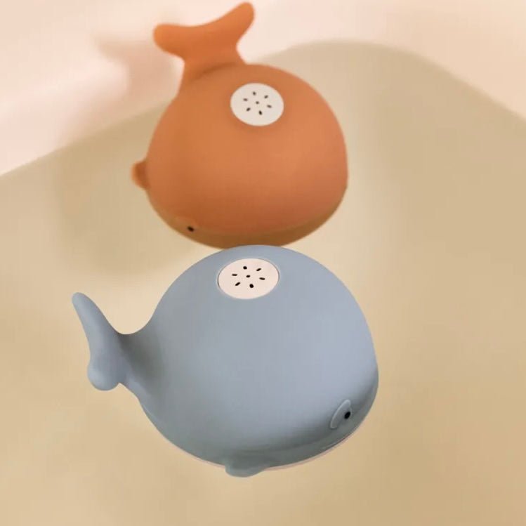 Badespielzeug Sprinkler "Galen Bath Sprinkler " Whale Pale Tuscany - little something