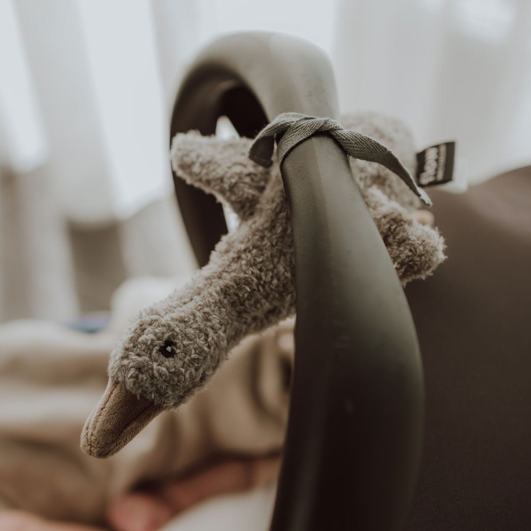Einschlafhilfe &amp; Kuscheltier Gans inkl. Soundbox "Liva Comforter on the go" - Grau - little something