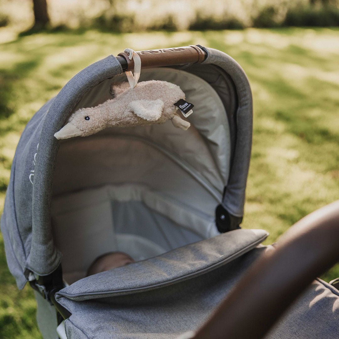Einschlafhilfe &amp; Kuscheltier Gans inkl. Soundbox "Liva Comforter on the go" - Oat - little something