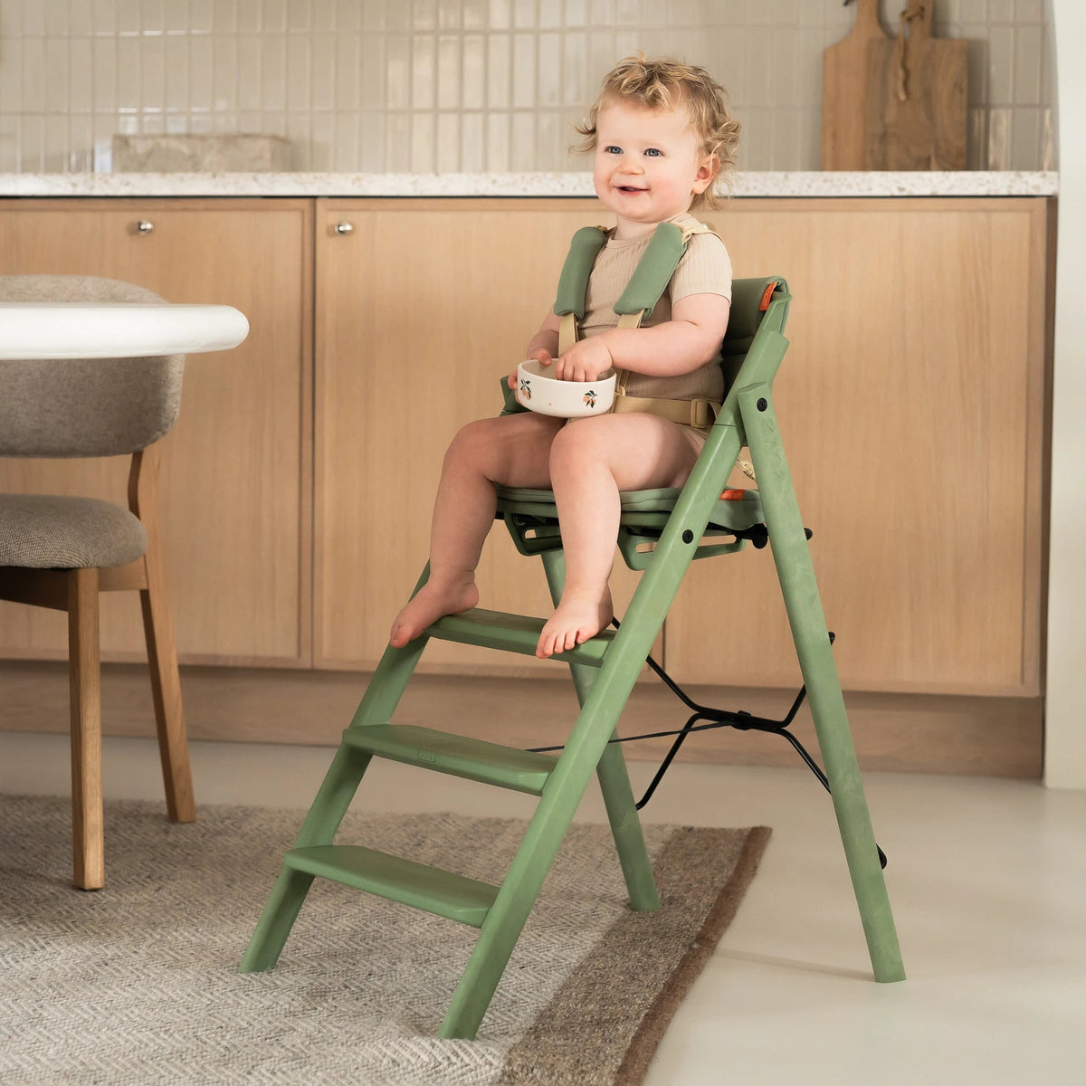 KLAPP Faltbarer Hochstuhl - recycelt mineral green - Baby Bundle II (inkl Kissen &amp; Gurte) - little something
