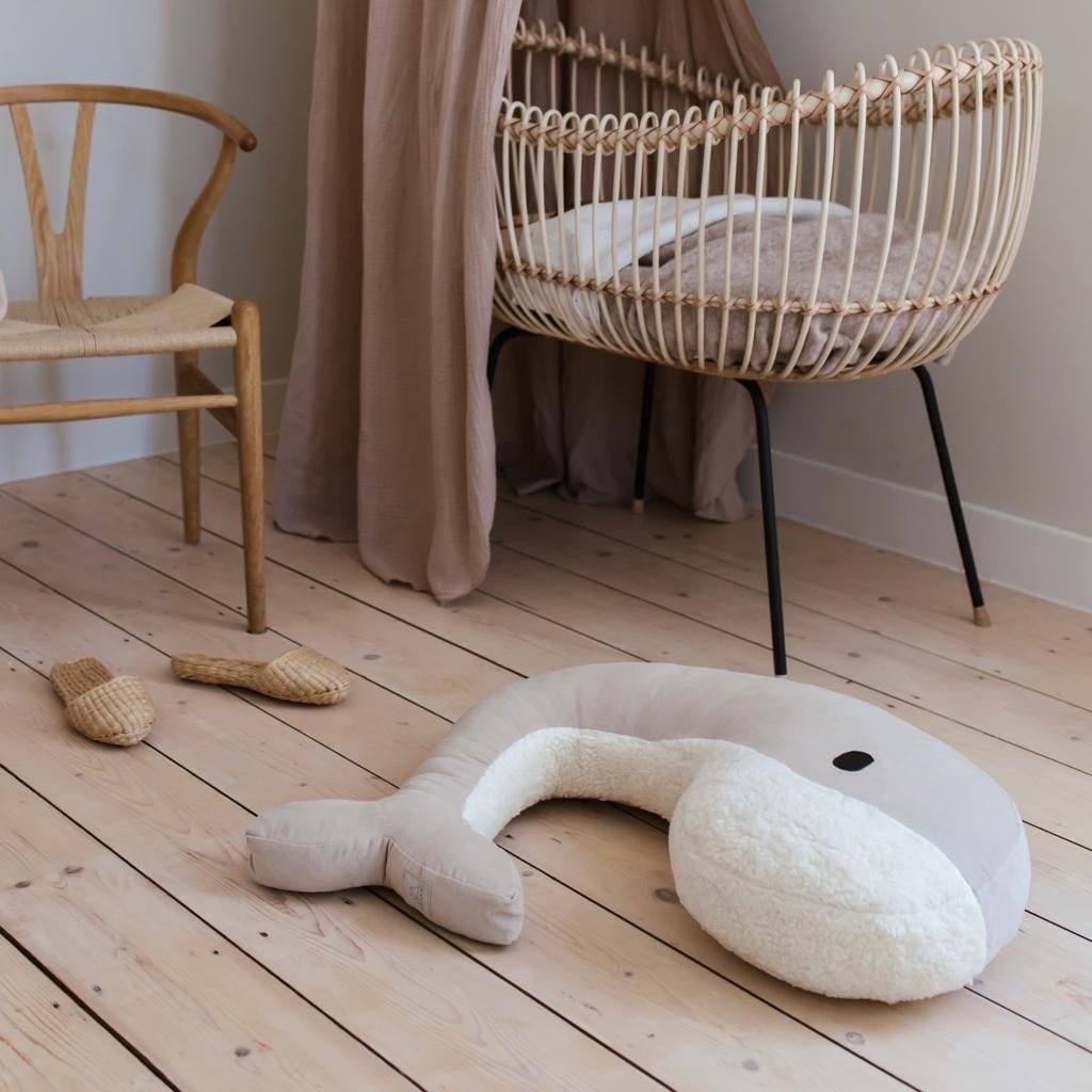Stillkissen Wal "Whale Momo" aus Bio - Baumwolle - Sand - little something