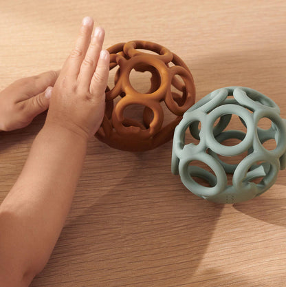 Jasmin Teether Greifball &amp; Beißring - peppermint